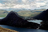 Parco Jotunheimen, Norvegia. Panorami da sopra il Veslefjellet. Il Knutsho dalla caratteristica forma.